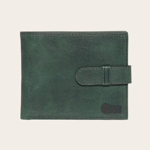 Billetera OLKI Lontué verde de cuero con acabado envejecido, cierre con pasador y logo grabado.