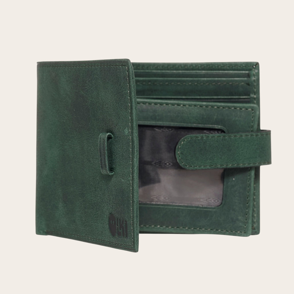 Billetera OLKI Lontué Verde de cuero con acabado envejecido, cierre con pasador, múltiples ranuras y ventana transparente.