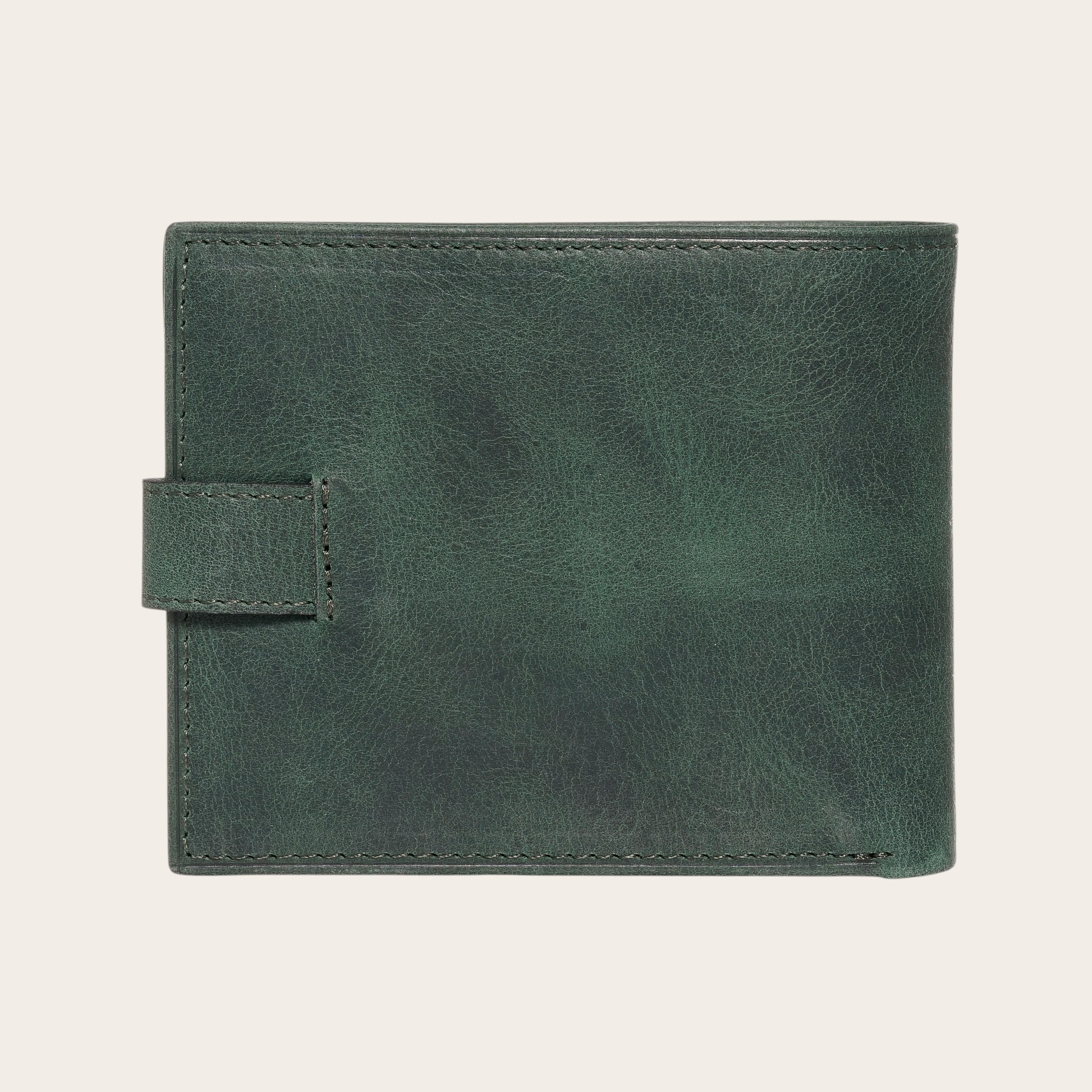 Billetera OLKI Lontué Verde de cuero con acabado envejecido, cierre con pasador y compartimentos interiores.