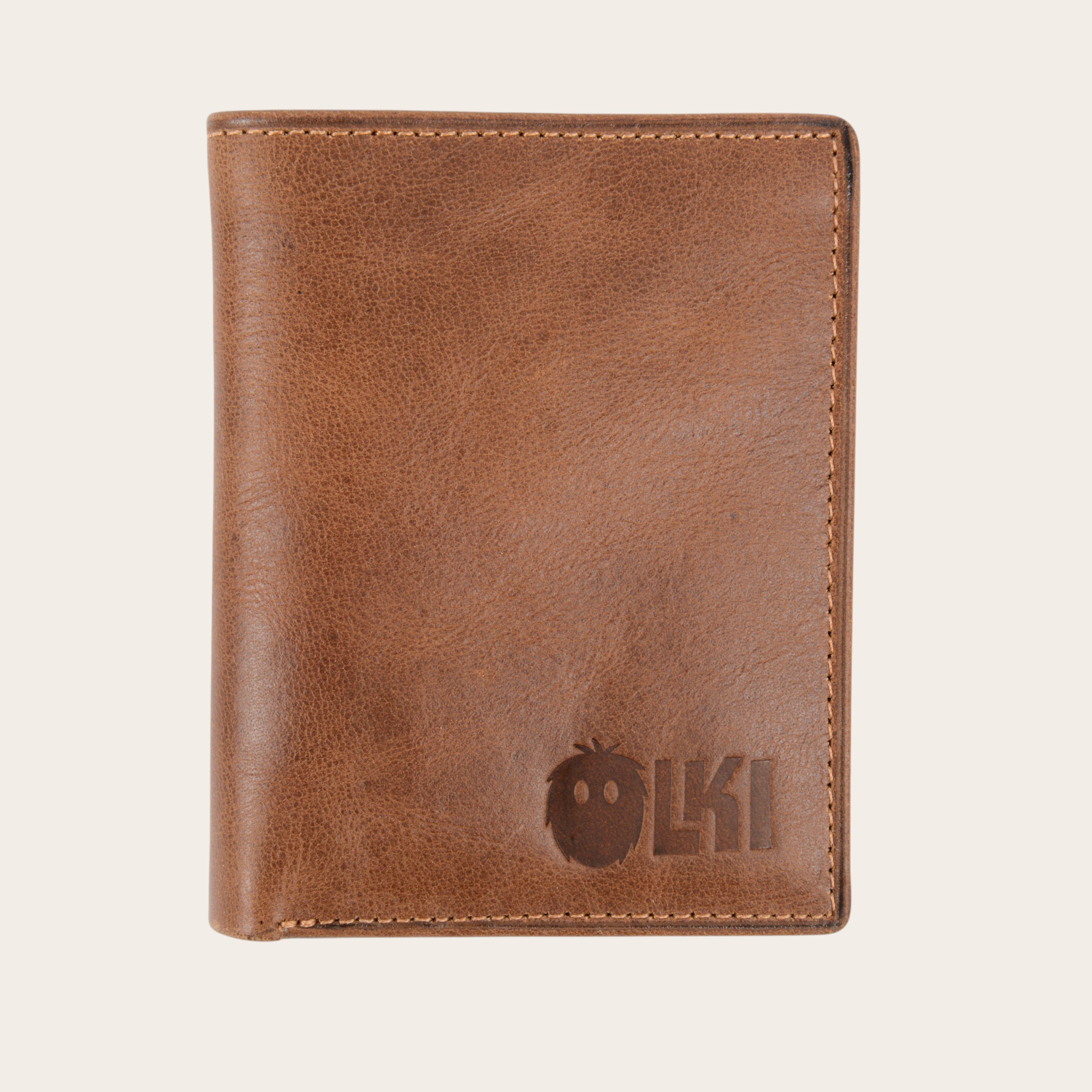 Billetera vertical OLKI Maule Habano de cuero genuino en color marrón, con logo grabado y múltiples ranuras para tarjetas.