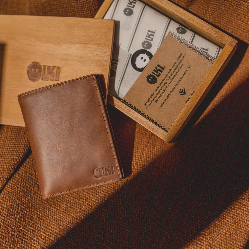 Billetera vertical OLKI Maule Habano de cuero genuino en color marrón. Diseño minimalista con múltiples ranuras para tarjetas.