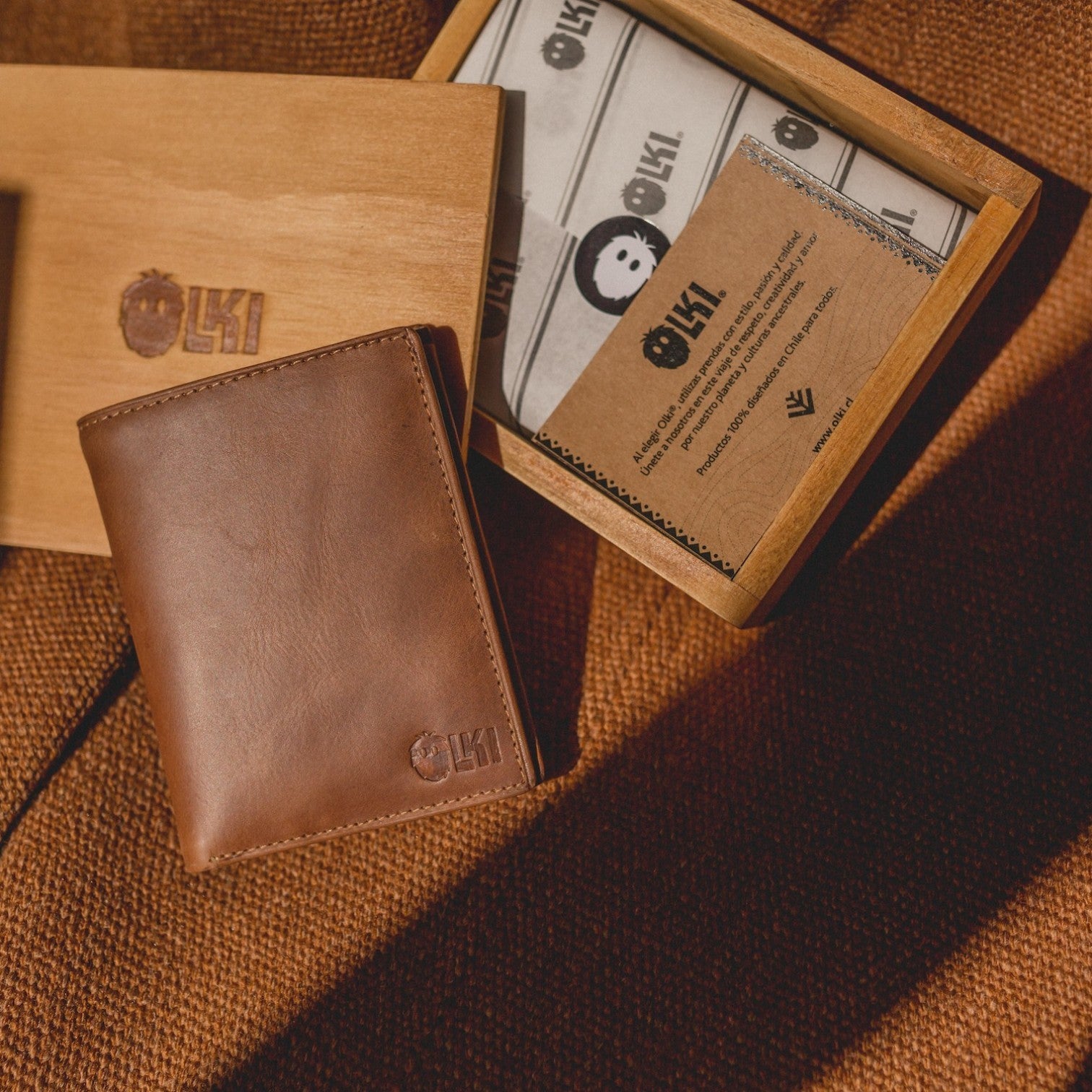 Billetera vertical OLKI Maule Habano de cuero genuino en color marrón. Diseño minimalista con múltiples ranuras para tarjetas.