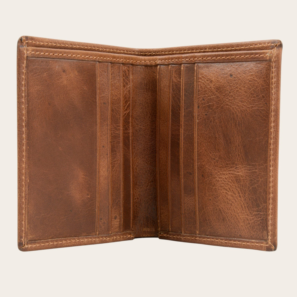 Billetera vertical OLKI Maule Habano de cuero genuino en color marrón con múltiples ranuras para tarjetas.
