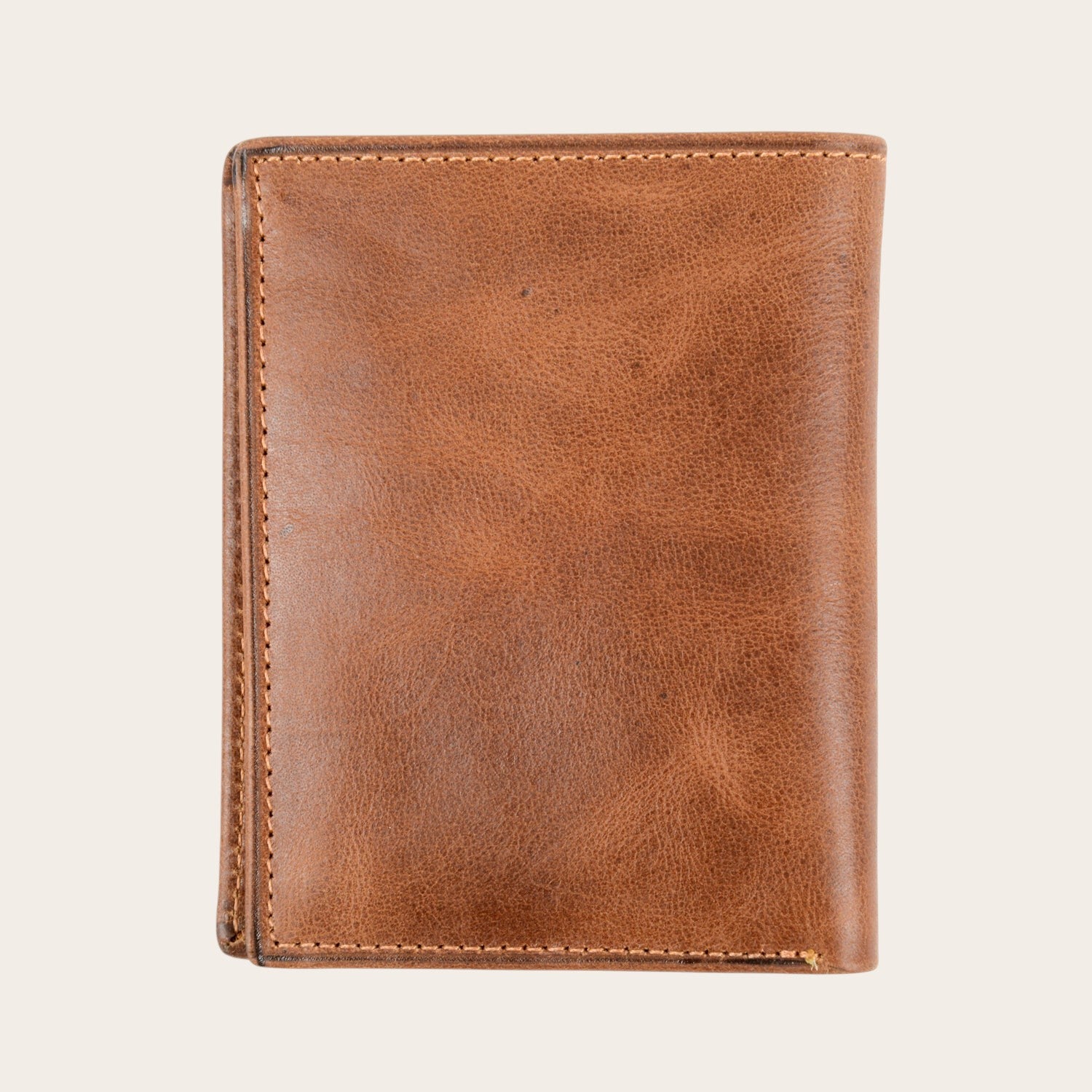 Billetera vertical OLKI Maule Habano de cuero genuino en color marrón con costuras visibles y diseño minimalista.