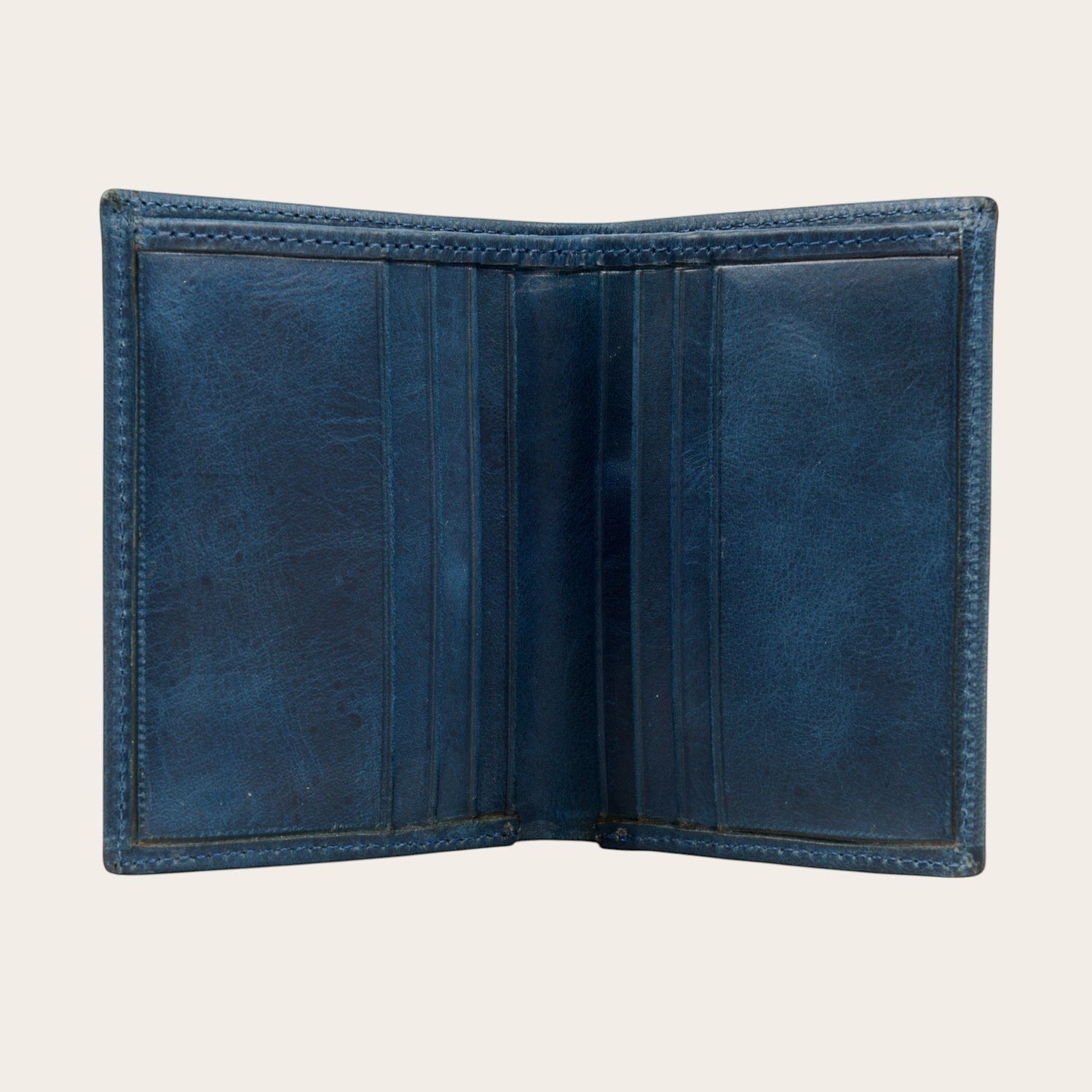 Billetera vertical OLKI Maule azul de cuero con múltiples ranuras para tarjetas.