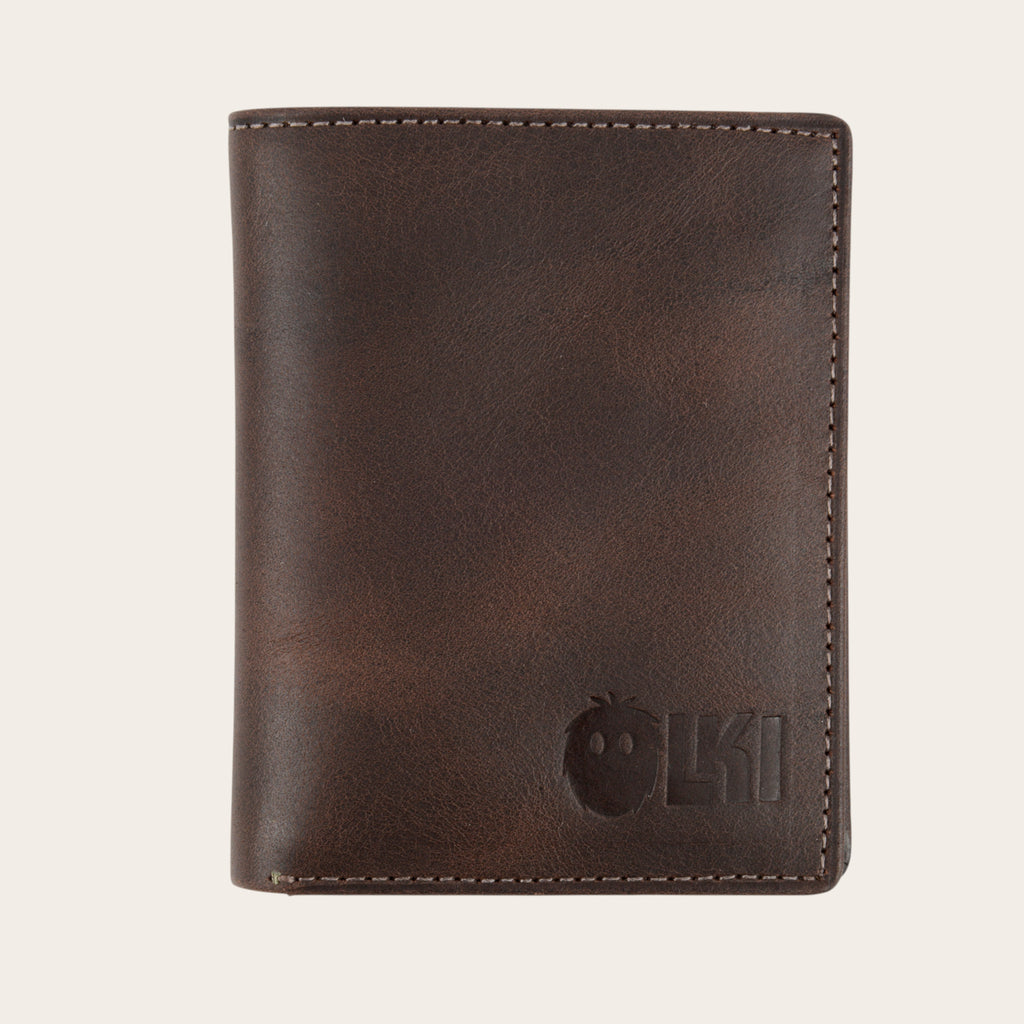 Billetera vertical OLKI de cuero vacuno marrón chocolate con 6 espacios para tarjetas y separador de billetes.