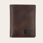 Billetera vertical OLKI de cuero vacuno marrón chocolate con 6 espacios para tarjetas y separador de billetes.