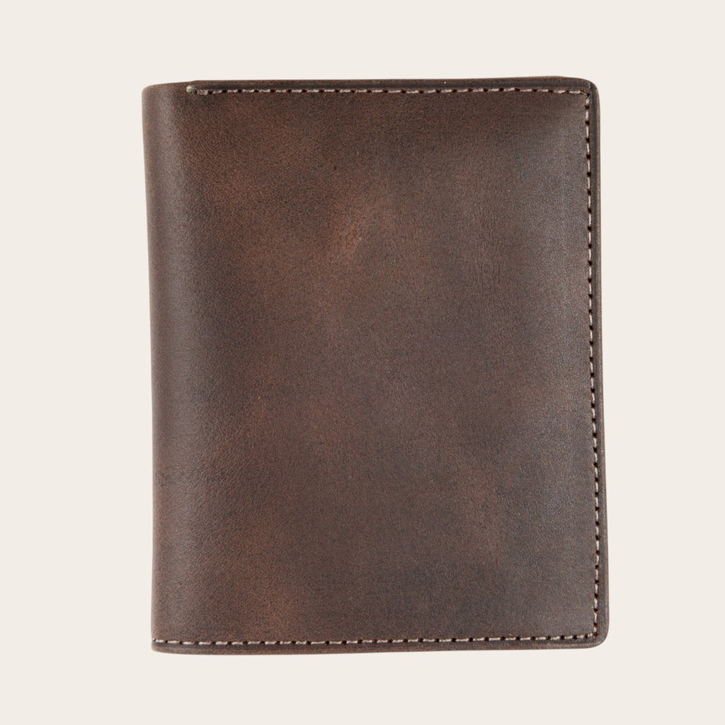 Billetera vertical OLKI Maule de cuero vacuno en color chocolate con 6 espacios para tarjetas y separador de billetes.