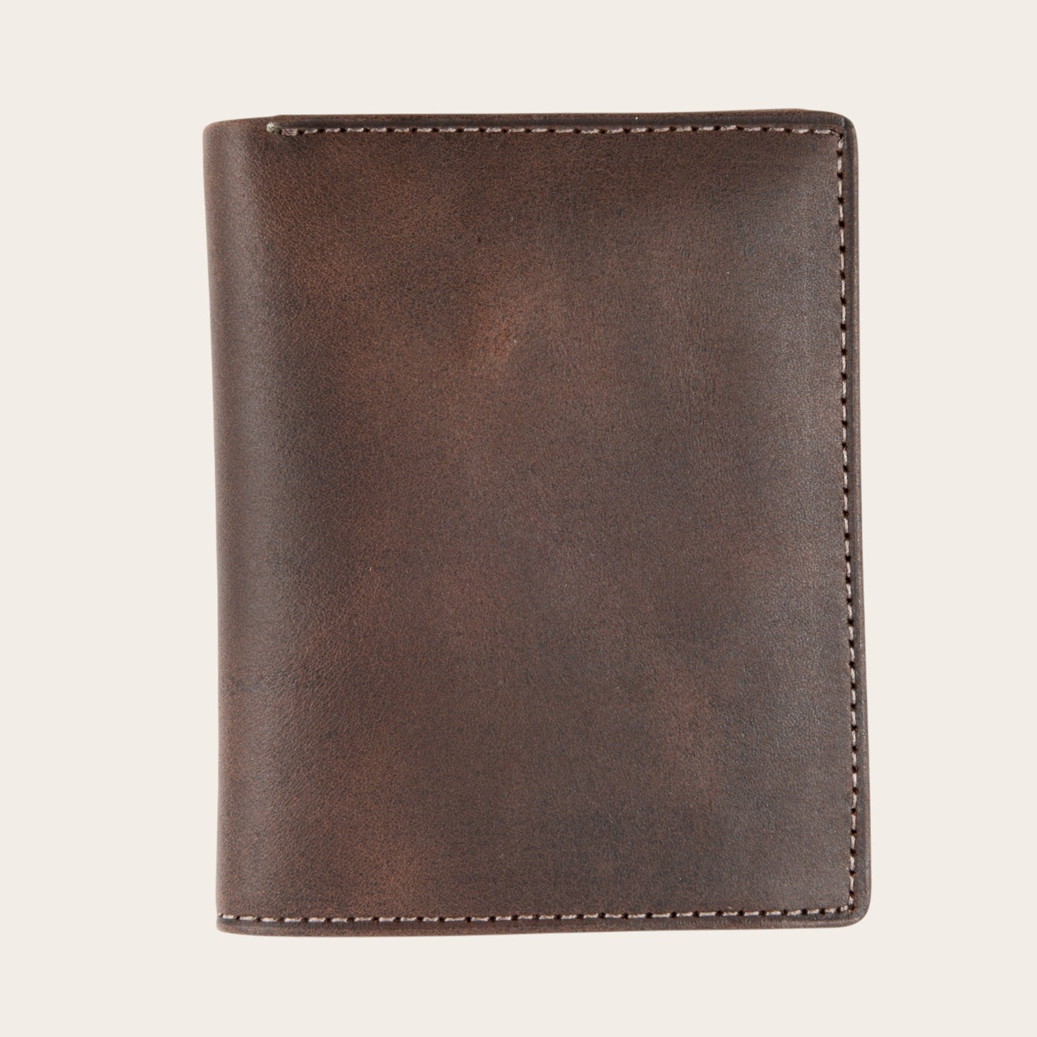 Billetera vertical OLKI Maule de cuero vacuno en color chocolate con 6 espacios para tarjetas y separador de billetes.