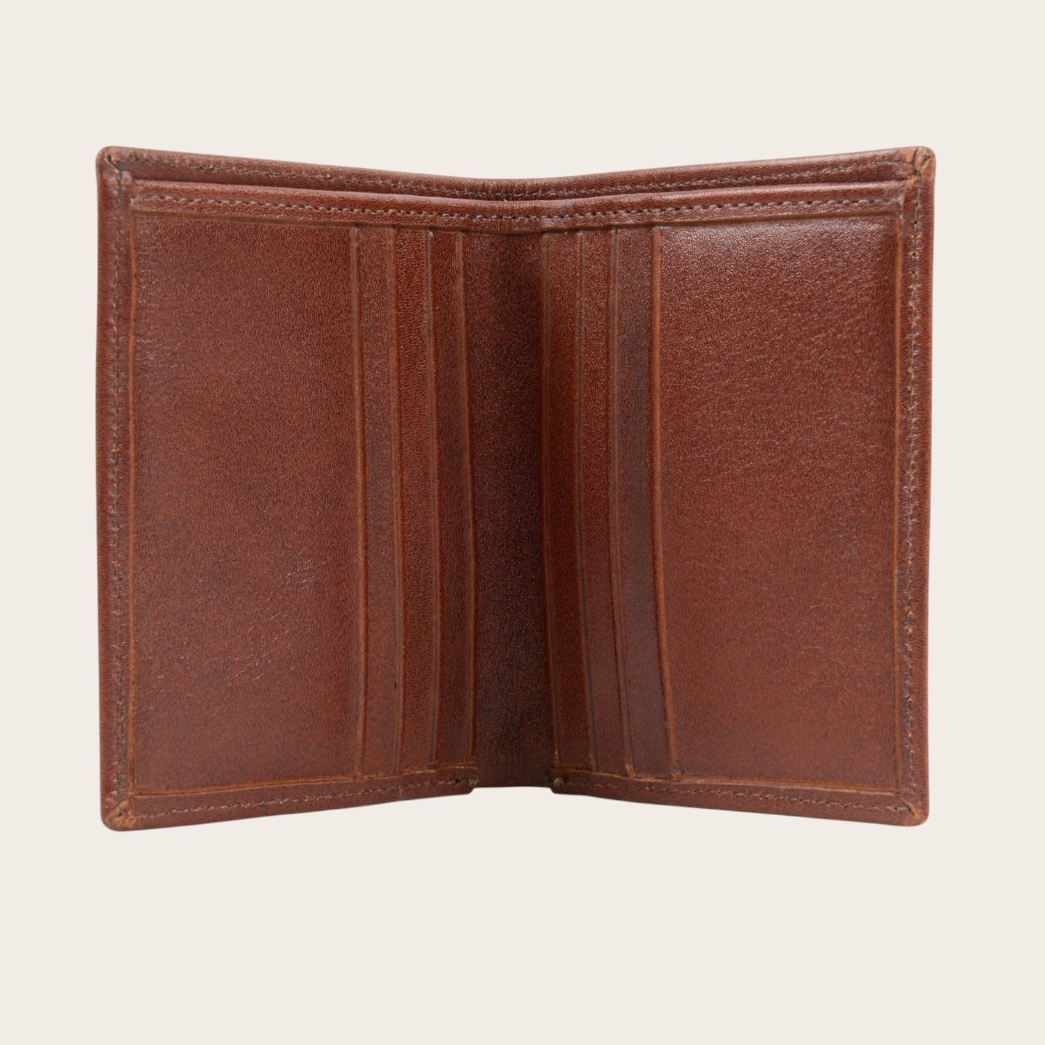 Billetera vertical OLKI Maule Castaño de cuero marrón con múltiples ranuras para tarjetas y compartimento para billetes.