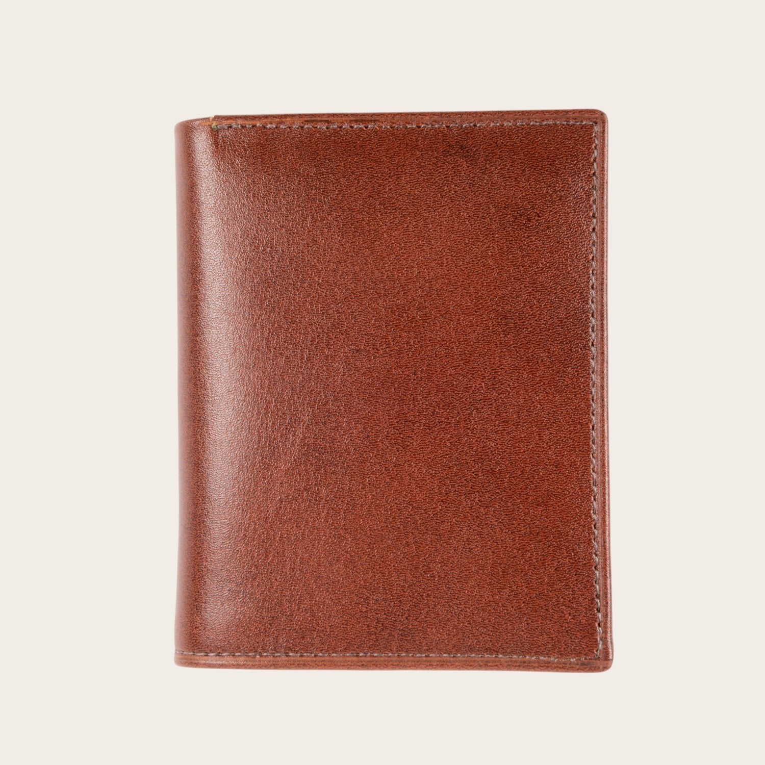 Billetera vertical OLKI Maule Castaño de cuero marrón con múltiples ranuras para tarjetas y compartimento para billetes.
