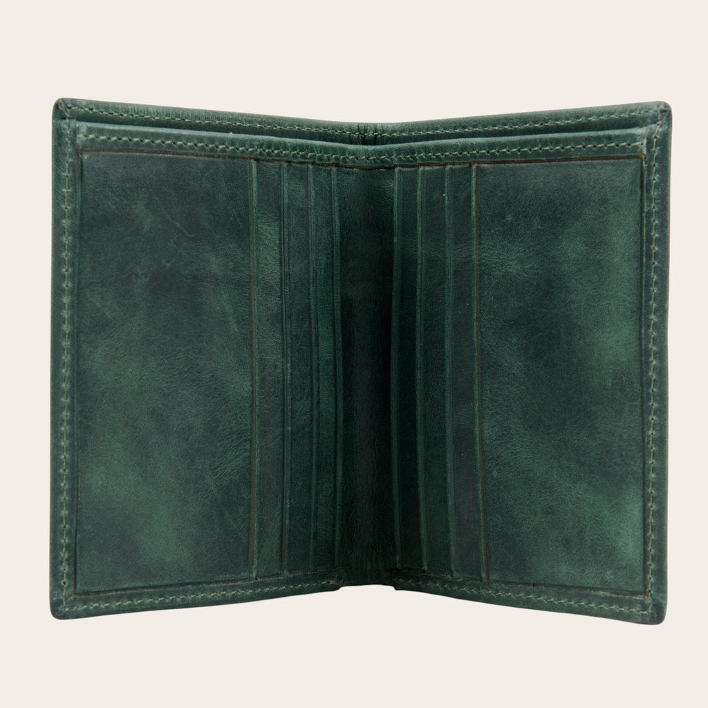 Billetera vertical OLKI Maule verde de cuero de vacuno con 6 espacios para tarjetas y separador de billetes.