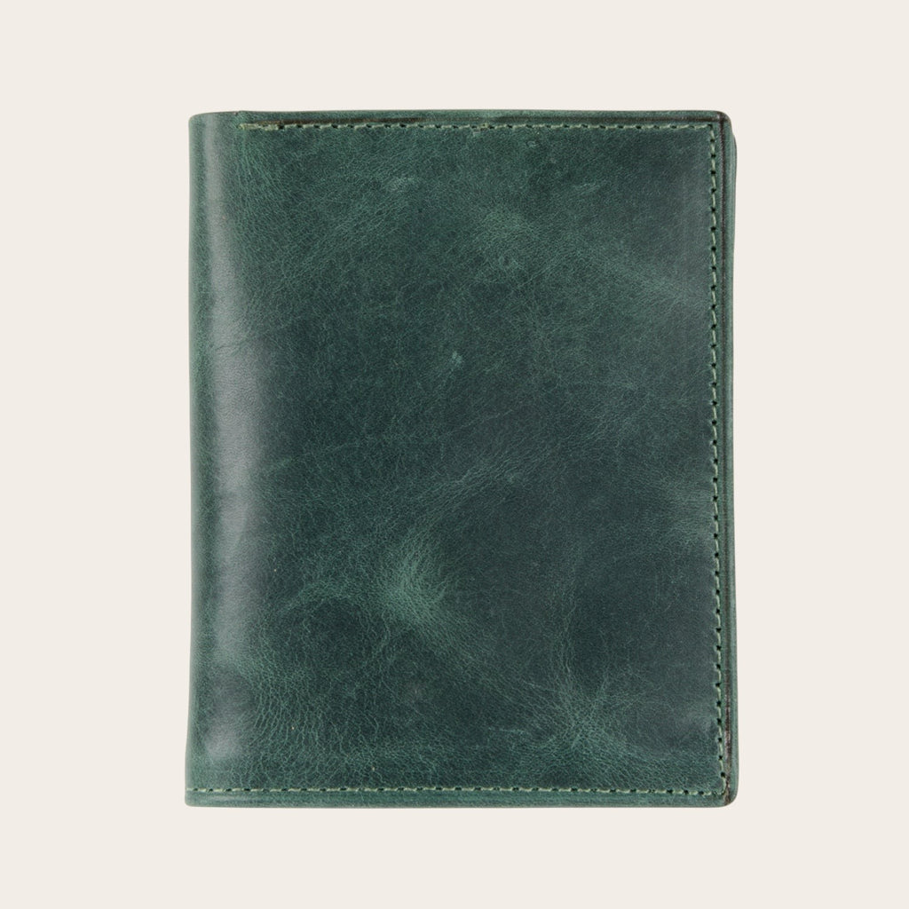 Billetera vertical OLKI Maule verde de cuero de vacuno con 6 espacios para tarjetas y separador de billetes.