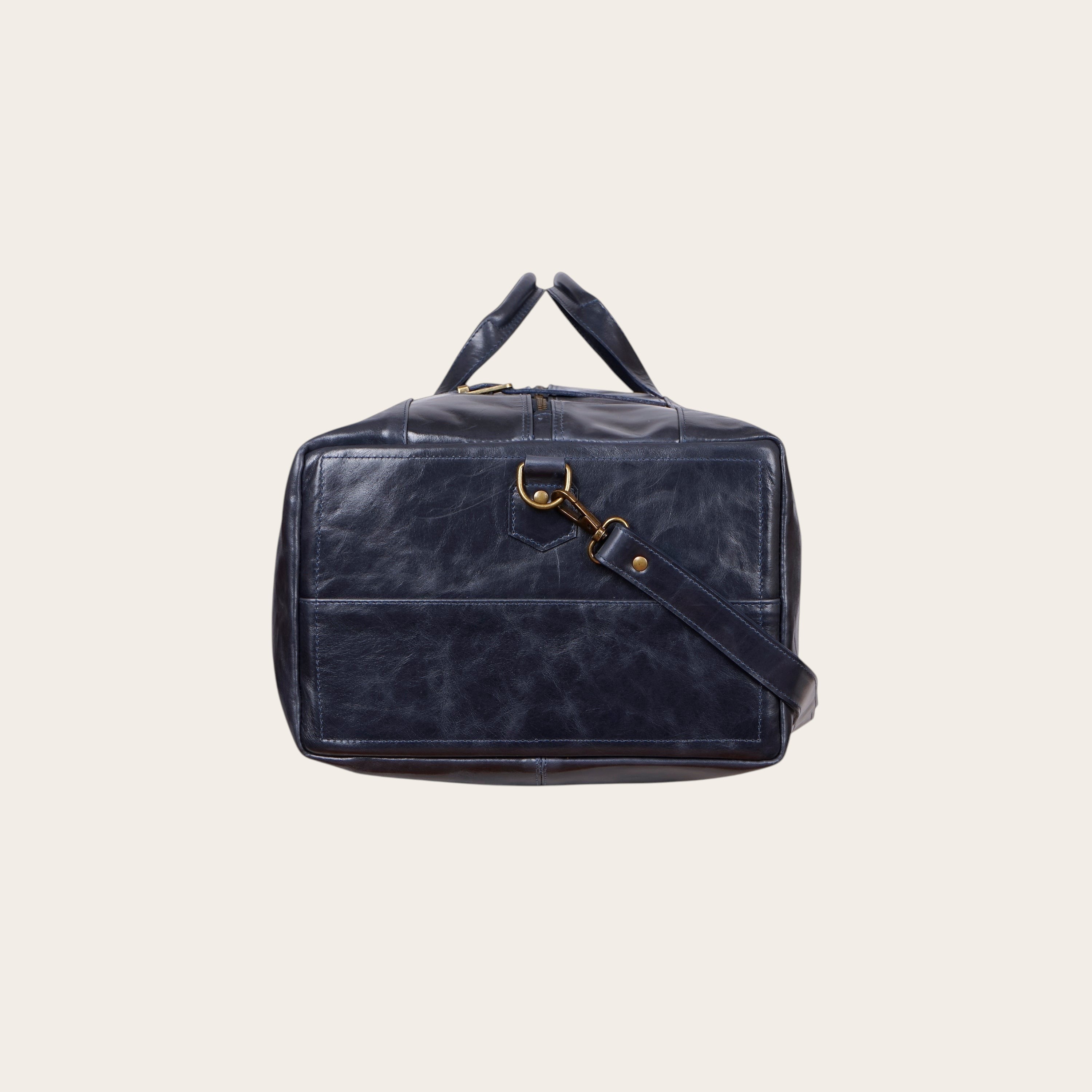 Bolso de fin de semana OLKI de cuero azul marino con asas de mano y correa de hombro extraíble.