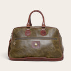 Bolso de viaje OLKI Rahue en cuero natural verde con detalles en cuero café, asas resistentes y bolsillo frontal.