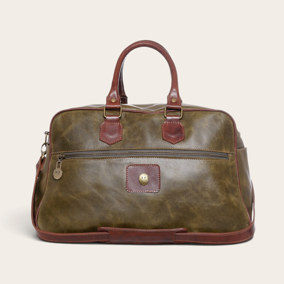 Bolso de viaje OLKI Rahue en cuero natural verde con detalles en cuero café, asas resistentes y bolsillo frontal.