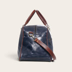 Bolso de viaje OLKI Rahue en cuero natural azul con detalles en cuero café, asas reforzadas y correa ajustable