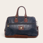 Bolso de viaje OLKI Rahue en cuero natural azul con detalles en cuero café y cremalleras metálicas