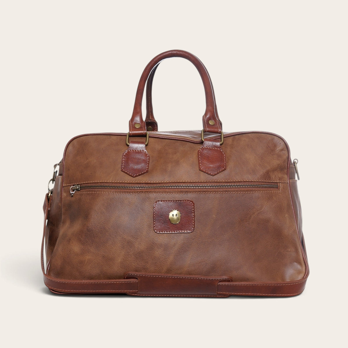 Bolso de viaje OLKI Rahue en cuero natural color café con bolsillo frontal con cremallera y detalles metálicos
