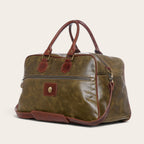 Bolso de viaje OLKI Rahue en cuero natural verde oliva con detalles en cuero café y correa ajustable