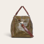 Bolso de viaje OLKI Rahue en cuero natural verde con detalles en cuero café, asas reforzadas y correa ajustable.
