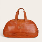 Bolso de viaje Baker Curry de cuero natural de vacuno de OLKI con asas y correa ajustable. Bolsillos interiores y exteriores, costuras reforzadas y herrajes envejecidos.