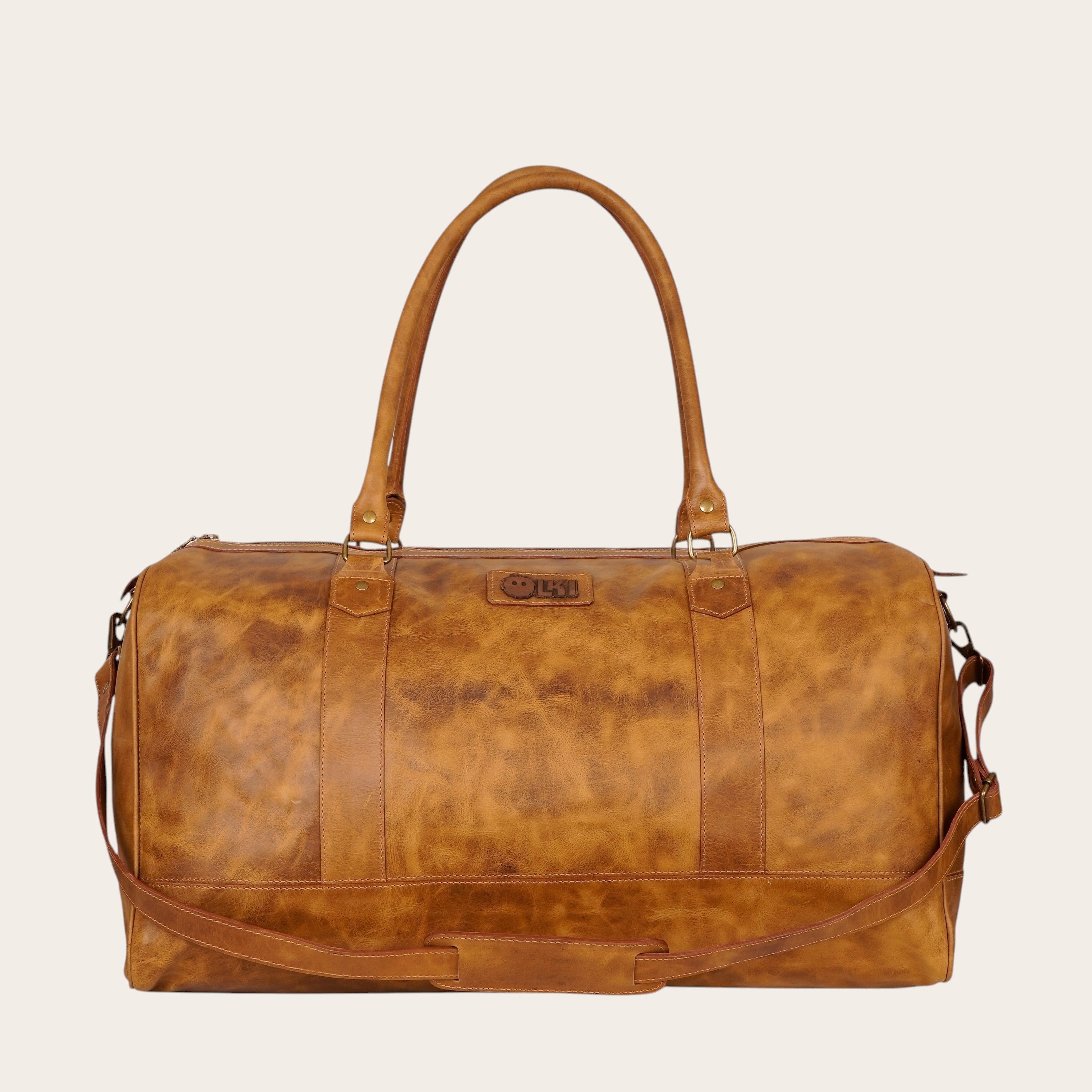 Bolso de viaje OLKI Futaleufu color caramelo en cuero envejecido con asas y correa de hombro, ideal para escapadas.