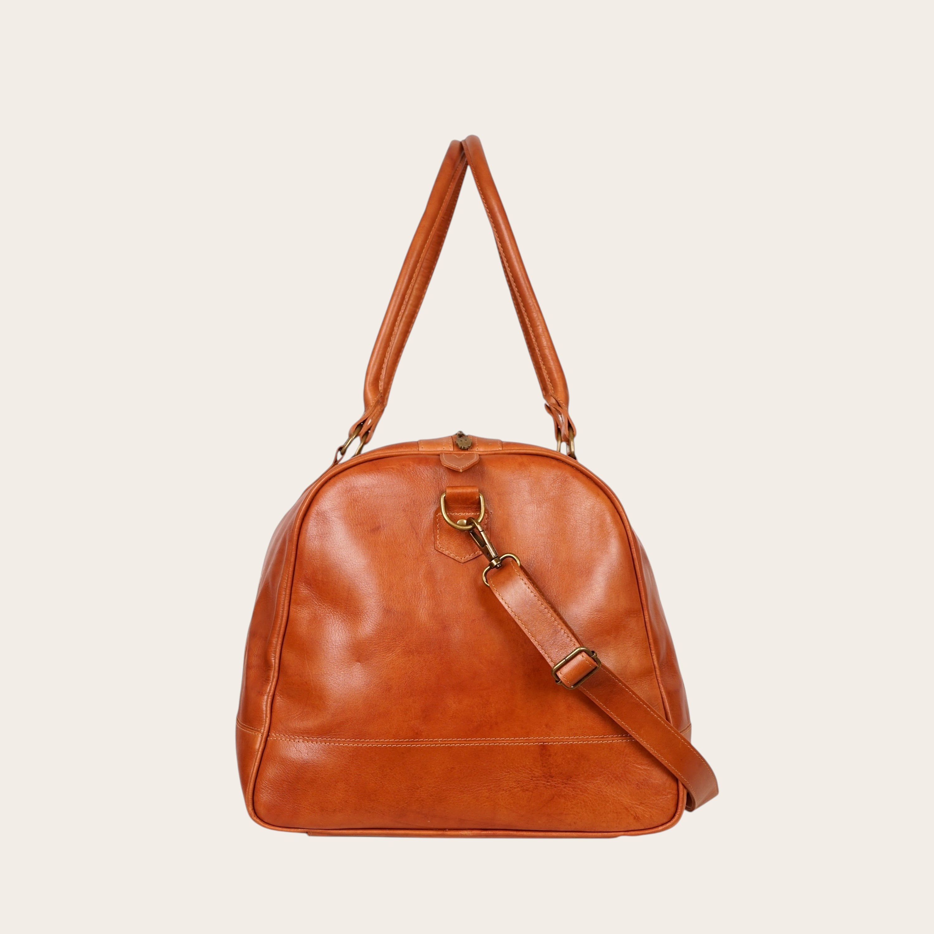 Bolso de viaje OLKI Futaleufu Curry de cuero natural de vacuno con correa ajustable y costuras reforzadas. 45 litros.