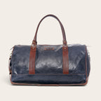 Bolso de viaje OLKI Futaleufu en cuero azul con detalles en cuero marrón, estilo duffel bag con costuras reforzadas.