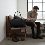 Bolso de viaje OLKI Futaleufú negro de cuero, con asas superiores y correa de hombro ajustable. Ideal para escapadas.