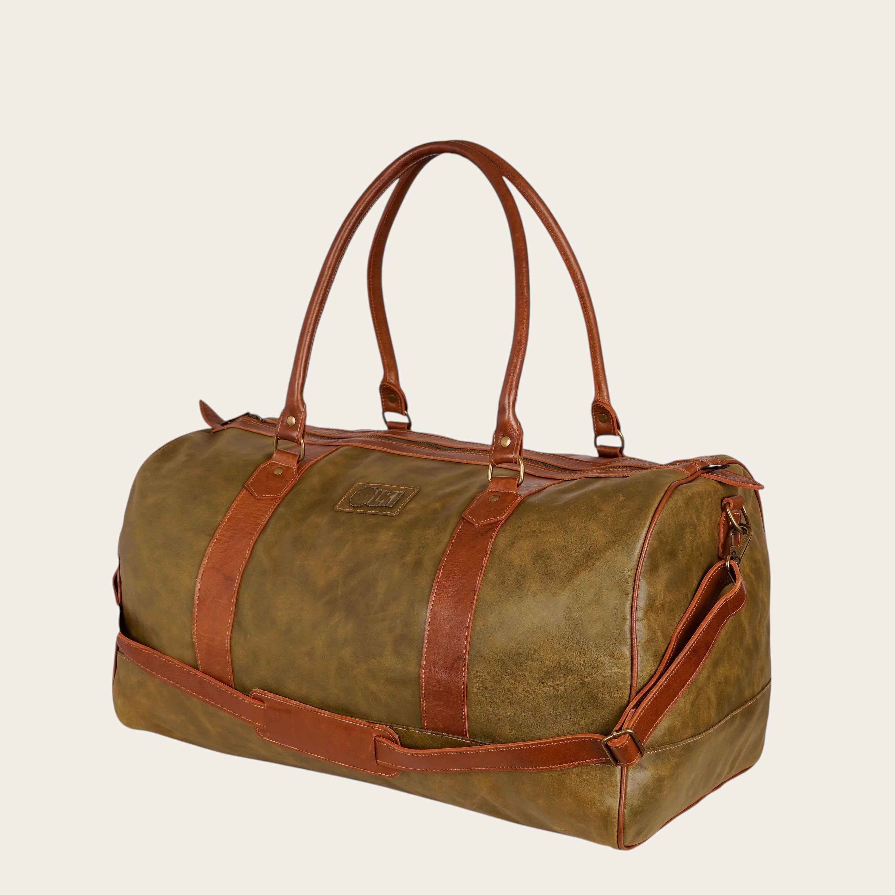Bolso de viaje OLKI Futaleufu verde musgo y marrón de cuero natural con asas y correa ajustable.
