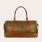 Bolso de viaje OLKI Futaleufu verde musgo en cuero natural con detalles marrón castaño, asas y correa ajustable.