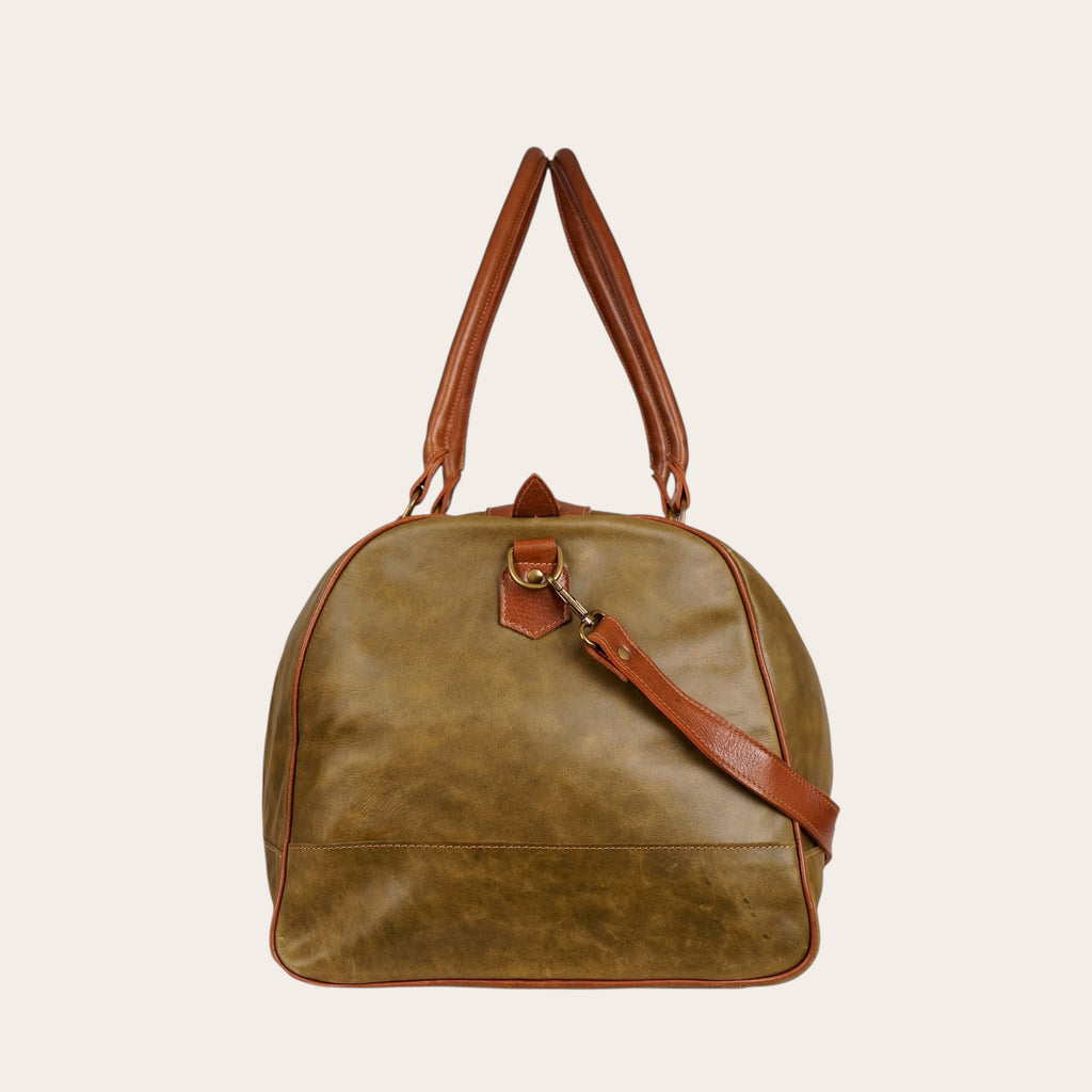 Bolso de viaje OLKI Futaleufu verde musgo en cuero natural con asas y correa marrón. Ideal para escapadas.