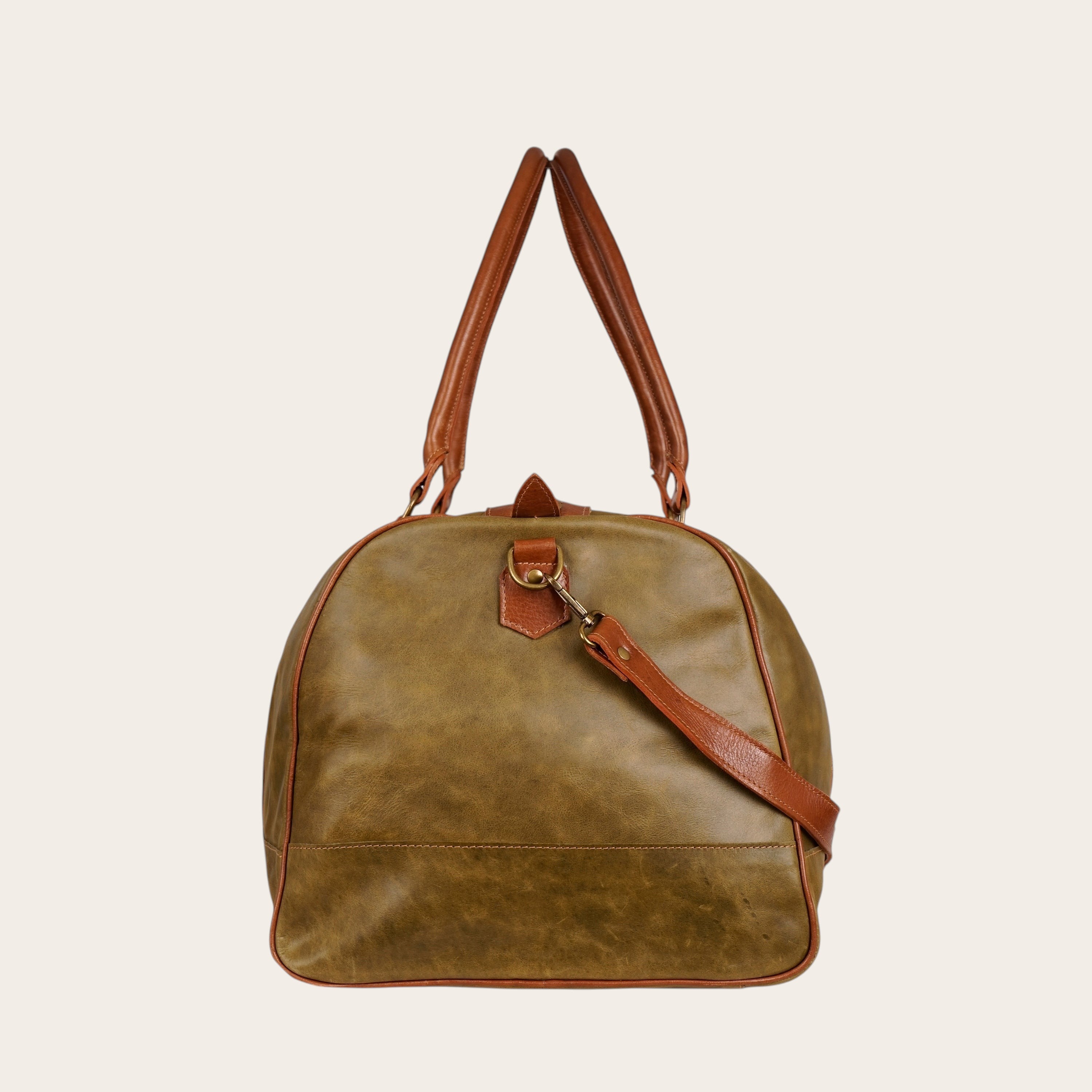Bolso de viaje OLKI Futaleufu verde musgo en cuero natural con asas y correa marrón. Ideal para escapadas.