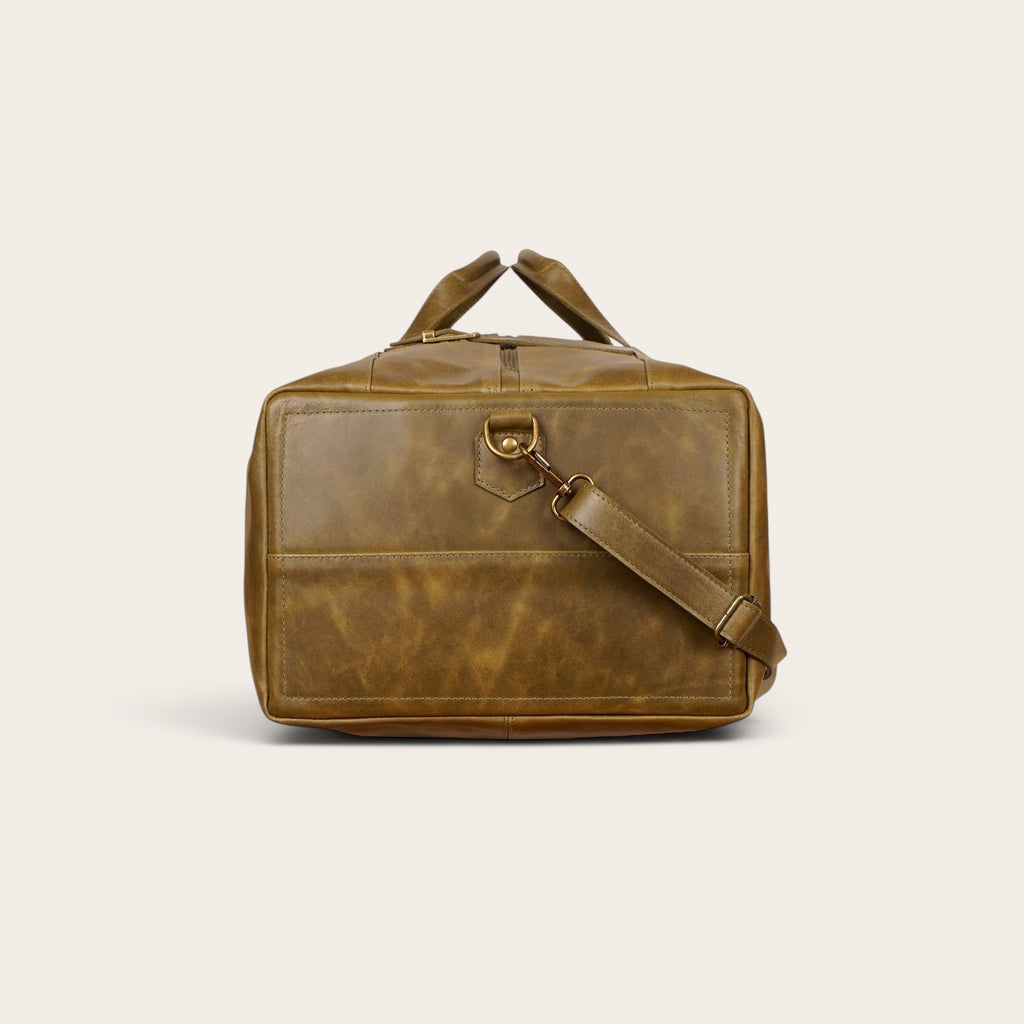 Bolso de viaje OLKI Yelcho en piel verde musgo con acabado envejecido, asas de mano y correa ajustable.