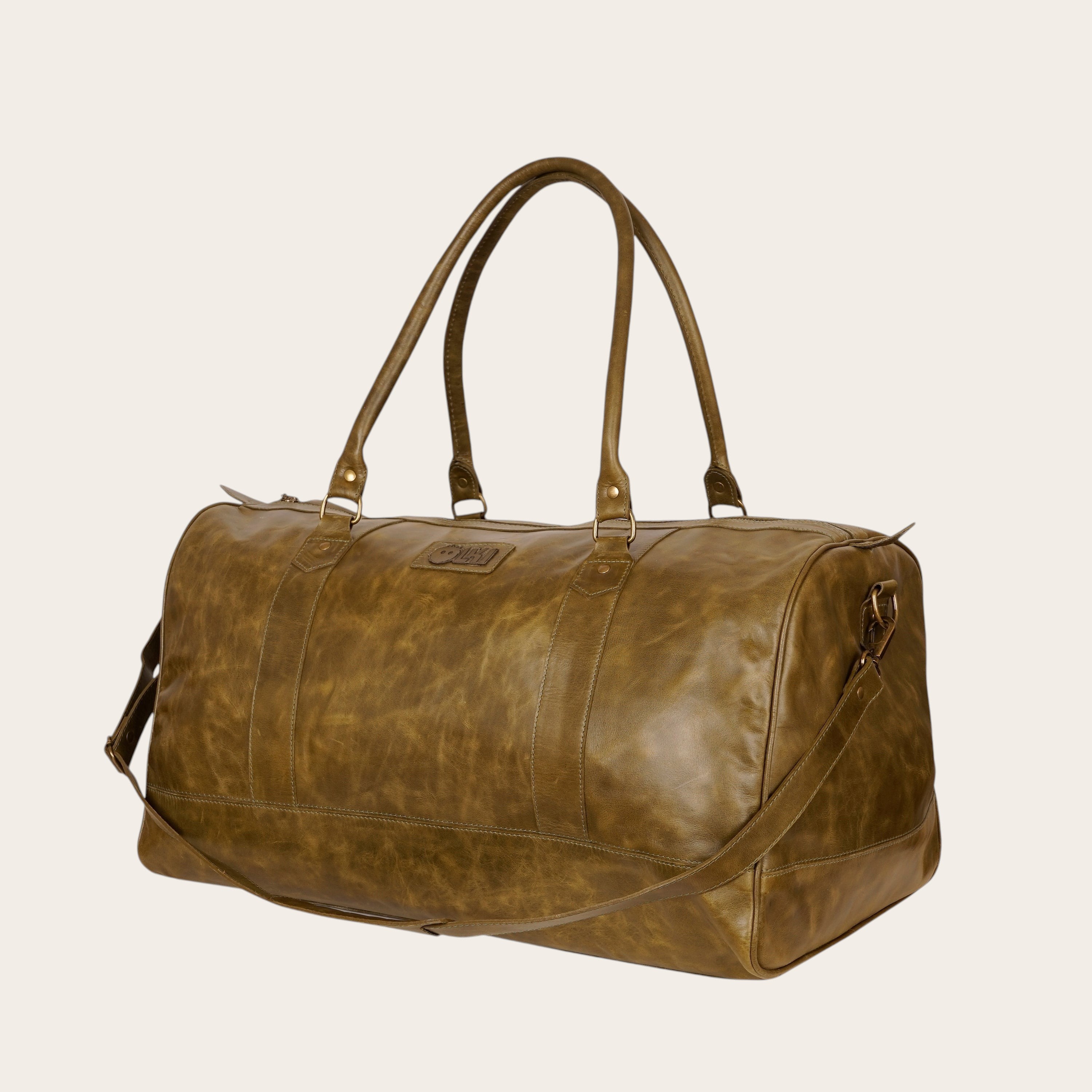 Bolso de viaje OLKI verde musgo de cuero de vacuno con asas y correa ajustable. Cierres metálicos envejecidos.