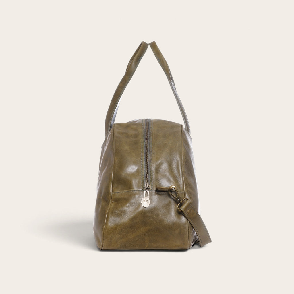 Bolso de viaje OLKI Baker en cuero verde oliva con asas superiores y correa ajustable, vista lateral