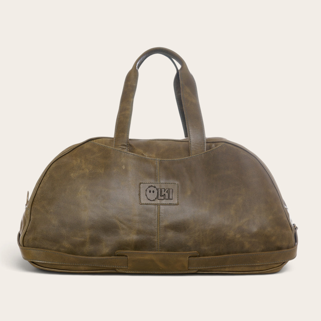 Bolso de viaje OLKI Baker en cuero verde con diseño deportivo, asas resistentes y logo grabado en el frente.