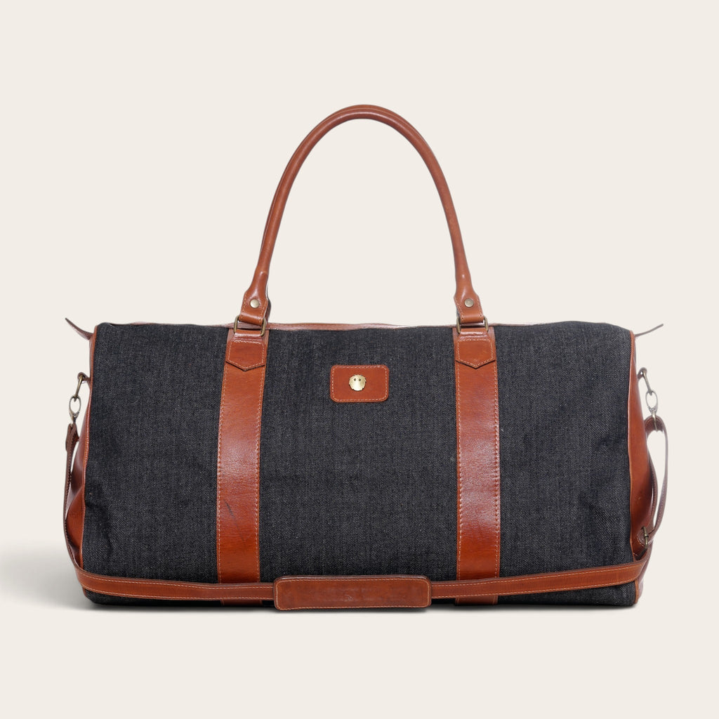 Bolso de viaje OLKI Futaleufú gris de mezclilla con detalles en cuero marrón y correa ajustable para fin de semana