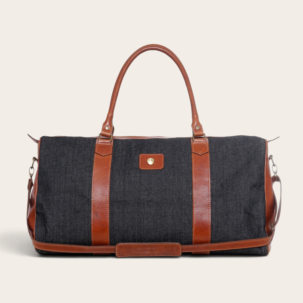 Bolso de viaje OLKI Futaleufú gris de mezclilla con detalles en cuero marrón y correa ajustable para fin de semana