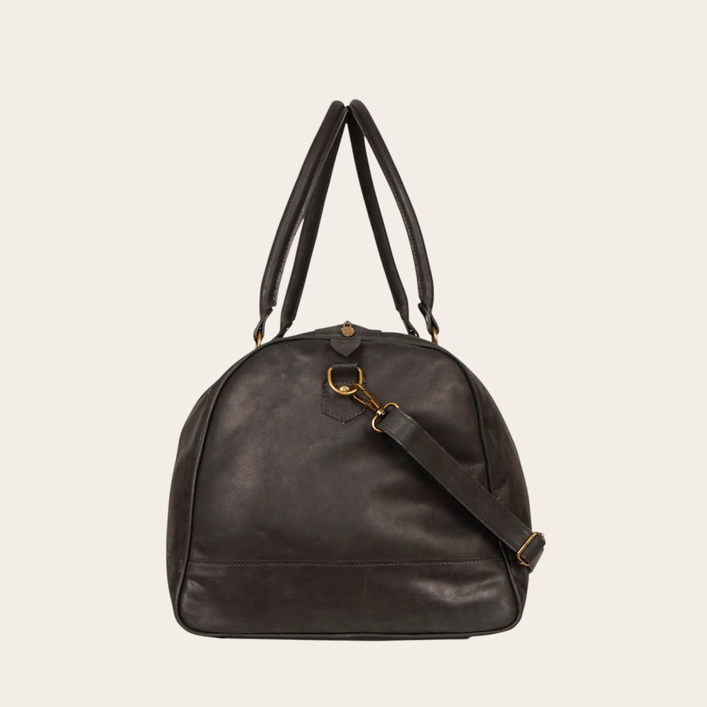 Bolso de viaje OLKI Futaleufu negro de cuero con asas superiores y correa de hombro ajustable.