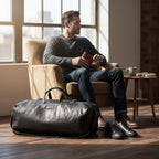 Bolso de viaje OLKI Yelcho negro de piel con asas y correa ajustable, ideal para escapadas.