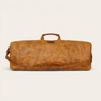 Bolso de fin de semana OLKI Yelcho en cuero color caramelo con asas superiores y correa de hombro ajustable.