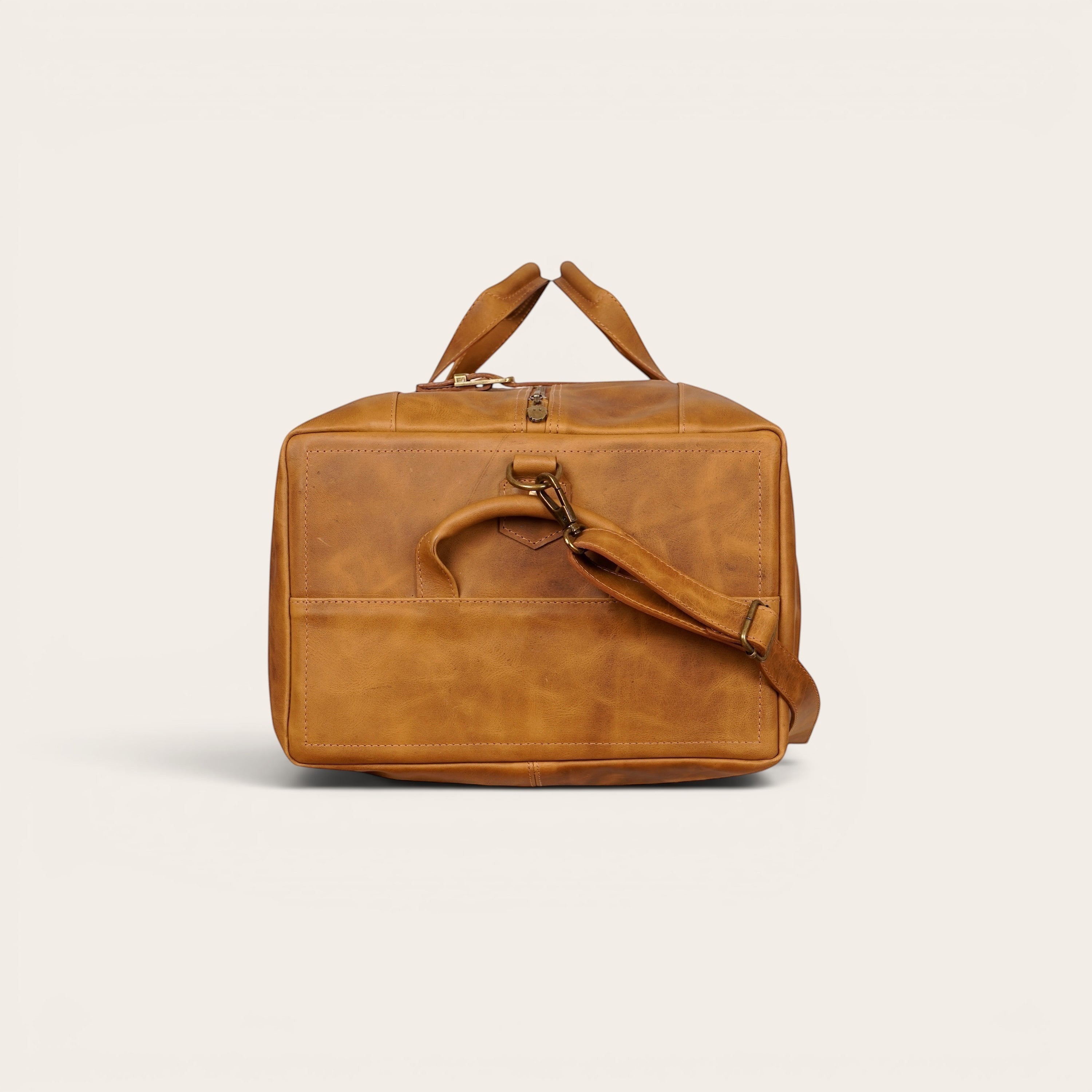 Bolso de fin de semana OLKI Yelcho en cuero color caramelo con asas superiores y correa de hombro extraíble.