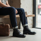 Botín negro de piel OLKI Lascar con cordones, detalles brogue y suela negra. Elegante y robusto.