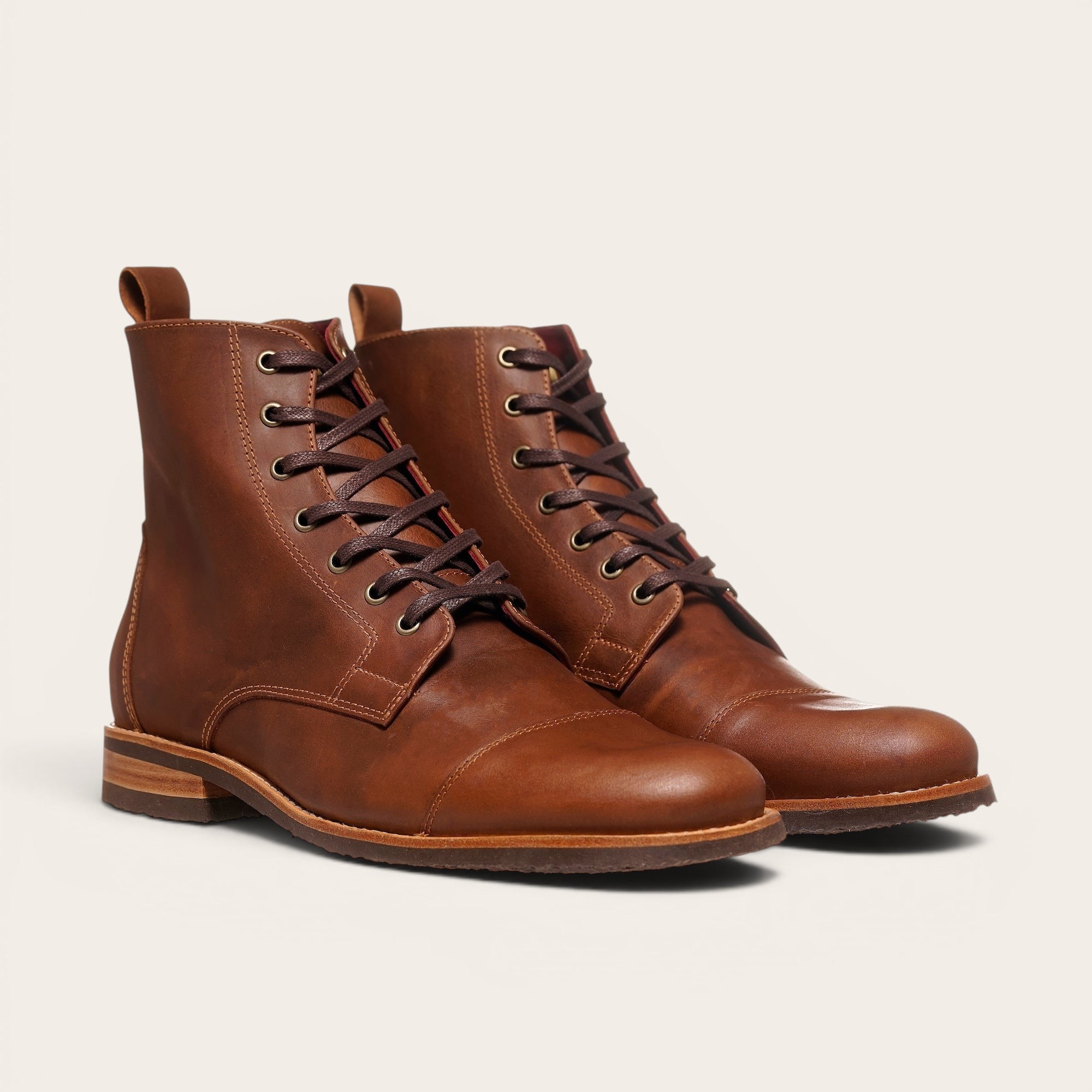 Botín Osorno Moka de cuero para hombre de OLKI con cordones y suela Chocolate. Elegante y versátil.