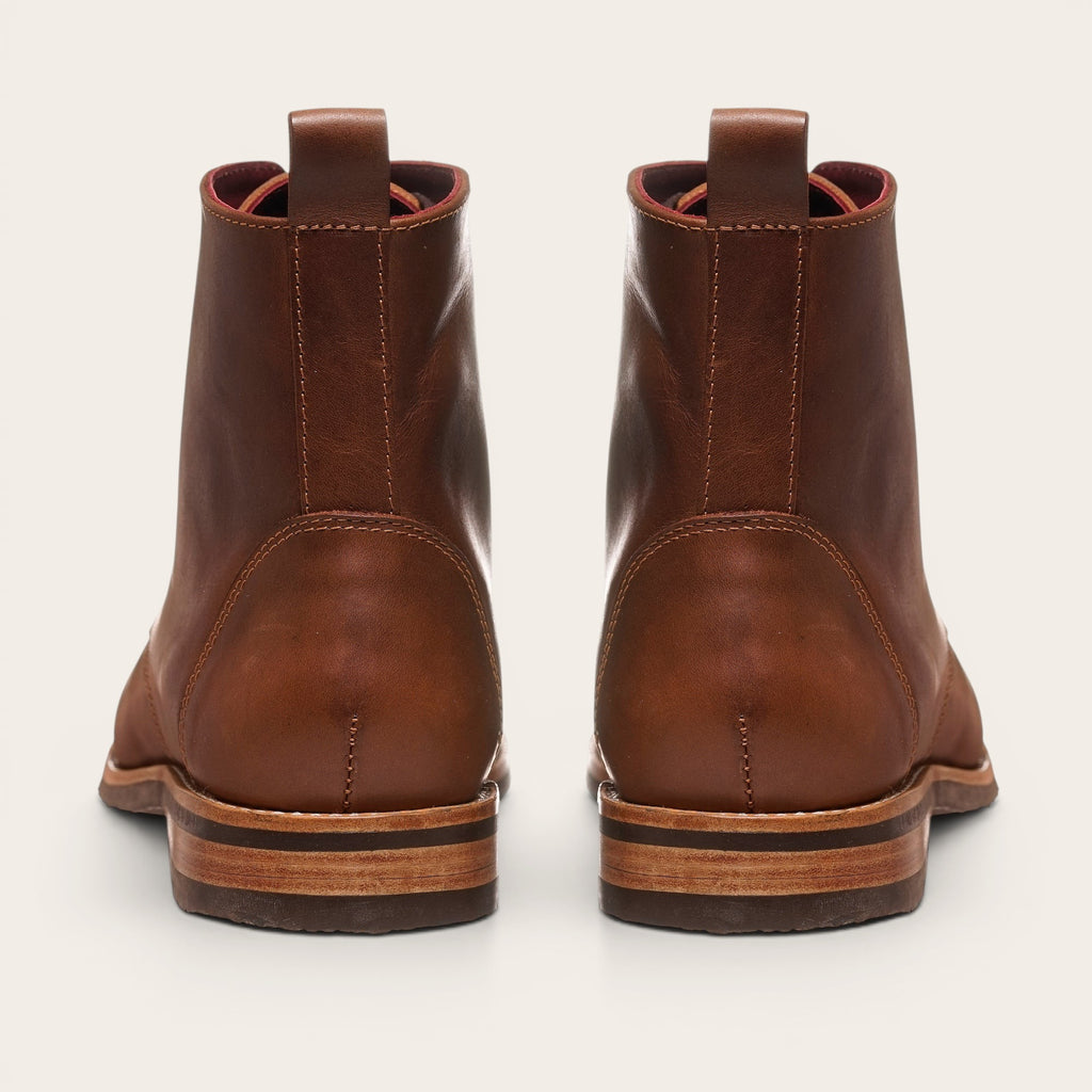 Botín Osorno Moka de cuero marrón de OLKI con suela de caucho Chocolate. Diseño clásico de cordones hasta el tobillo.aucho