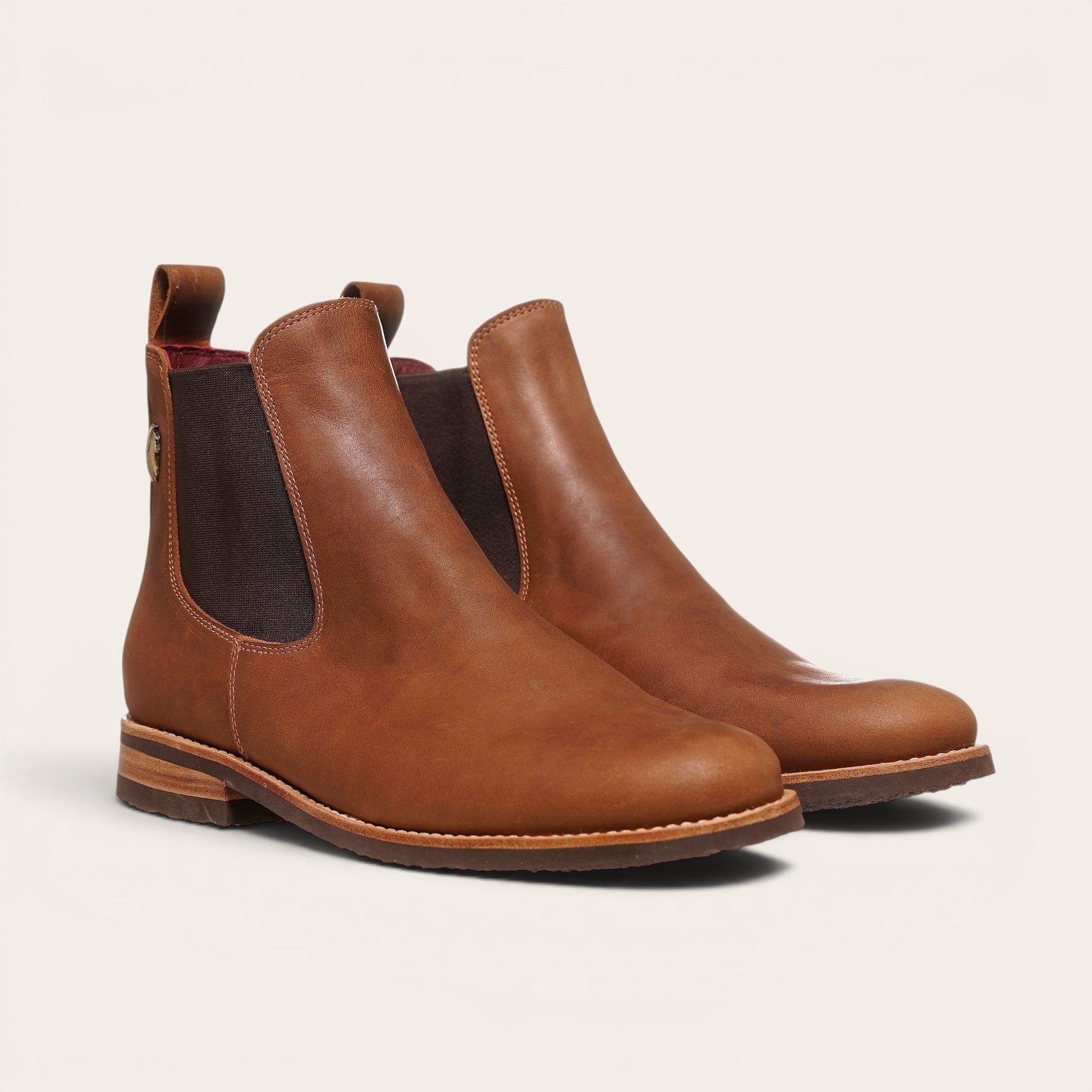 Botín Chelsea de cuero moka para hombre de OLKI con paneles elásticos laterales y suela de caucho chocolate.