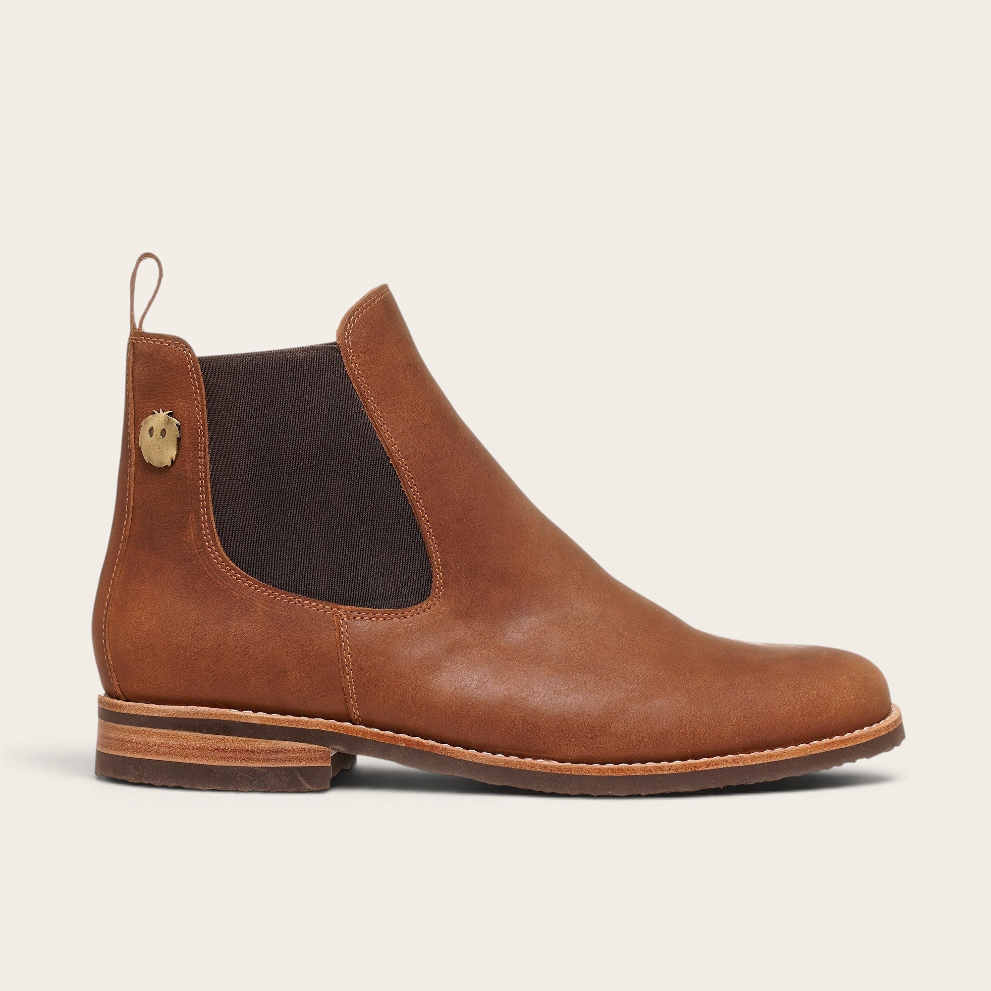 Botín Chelsea de cuero moka para hombre OLKI con paneles elásticos laterales y suela de caucho chocolate.