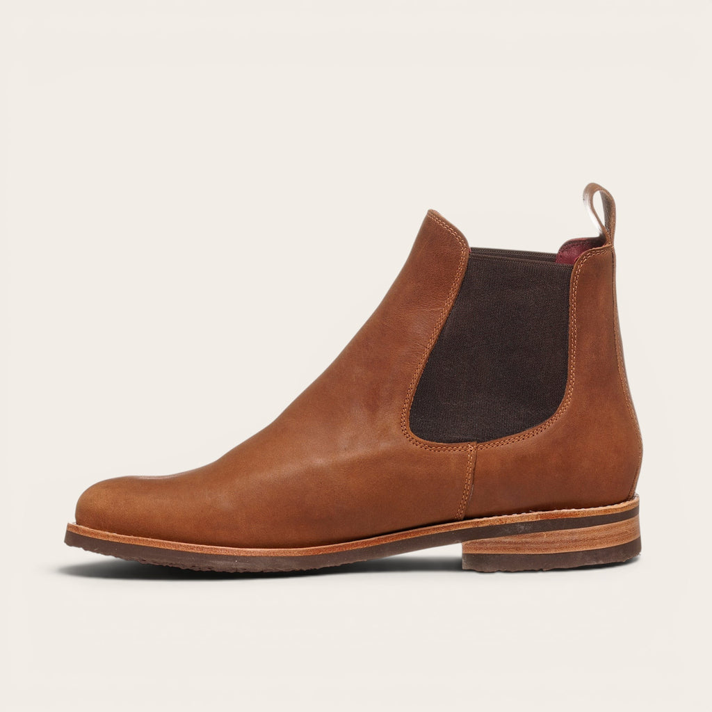 Botín Chelsea de piel moka para hombre OLKI con paneles elásticos laterales y suela de cuero natural y caucho color chocolate.